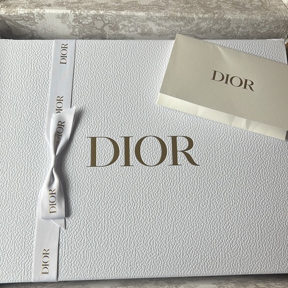 Dior Beauty Platinum gift- train case, head band, hand towel - Picture 13 of 13